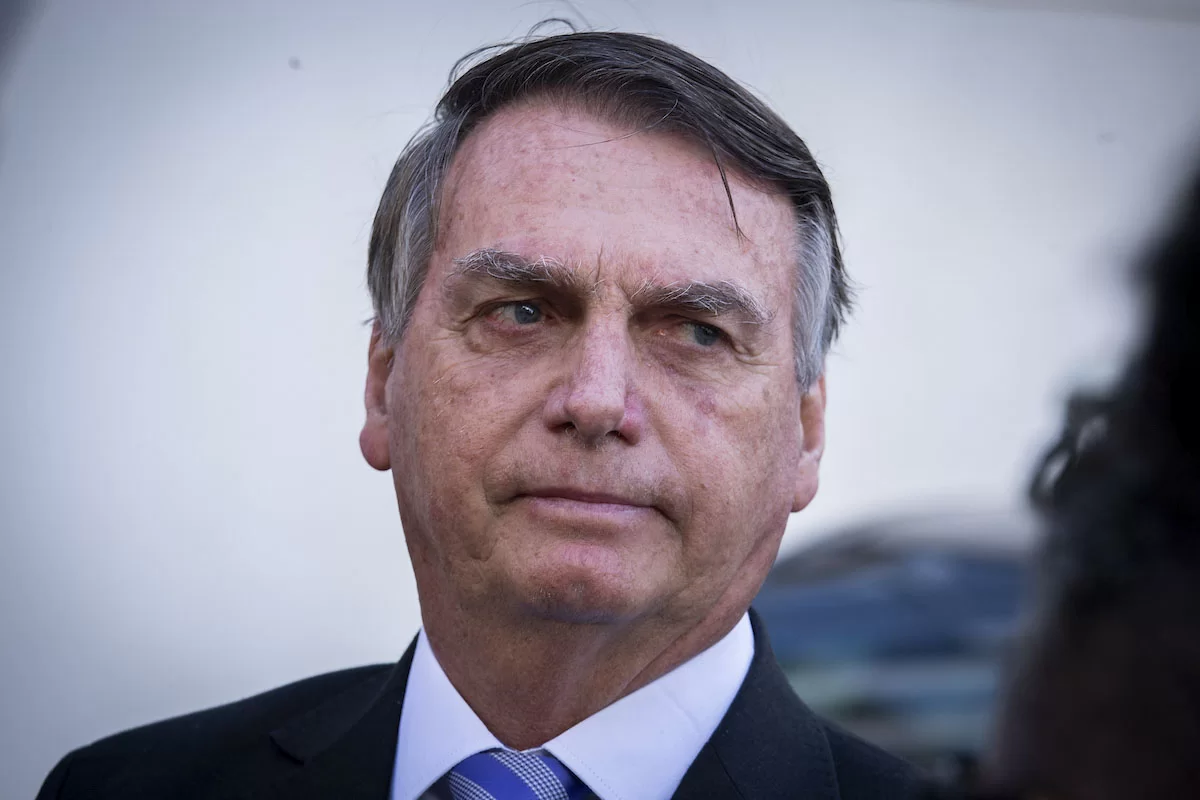 'É algum crime dormir na embaixada?', questiona Bolsonaro