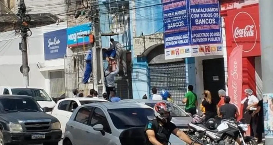 Trabalhador sofre descarga elétrica em poste no centro de Maceió