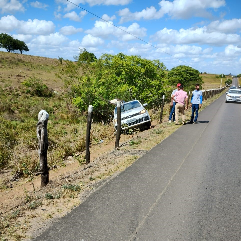 Carro saiu de pista após tentativa de ultrapassagem. - Foto: Cortesia