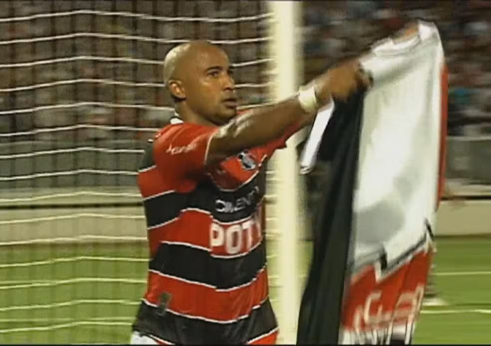 Brasão comemora gol no Santa Cruz — Foto: Reprodução/TV Globo