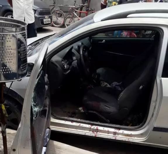 Homem foi encontrado morto dentro do carro, no Cidade Universitária