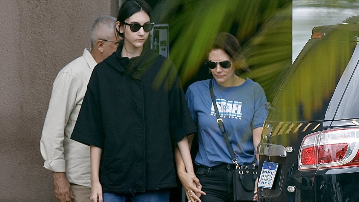 Michelle e Laura vão à sede da PF para visitar Bolsonaro