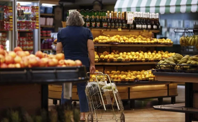 Carnes, café e açúcar devem pressionar inflação de alimentos em 2025