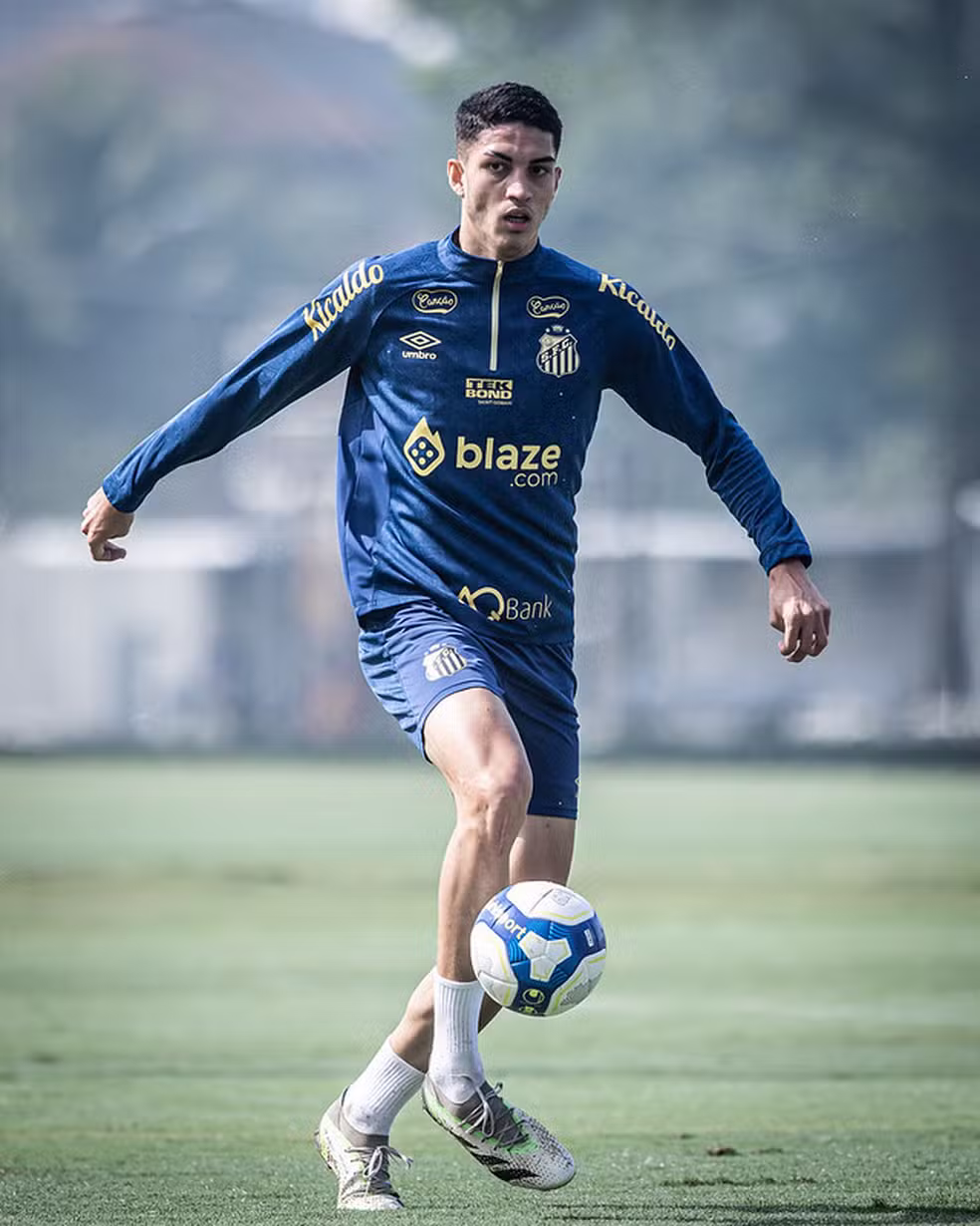 Jair durante treino do Santos — Foto: Raul Baretta/ Santos FC