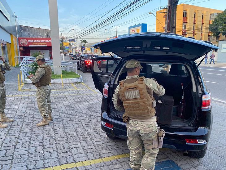 Suspeita de bomba em agência bancária mobiliza policiais do Bope, no Farol