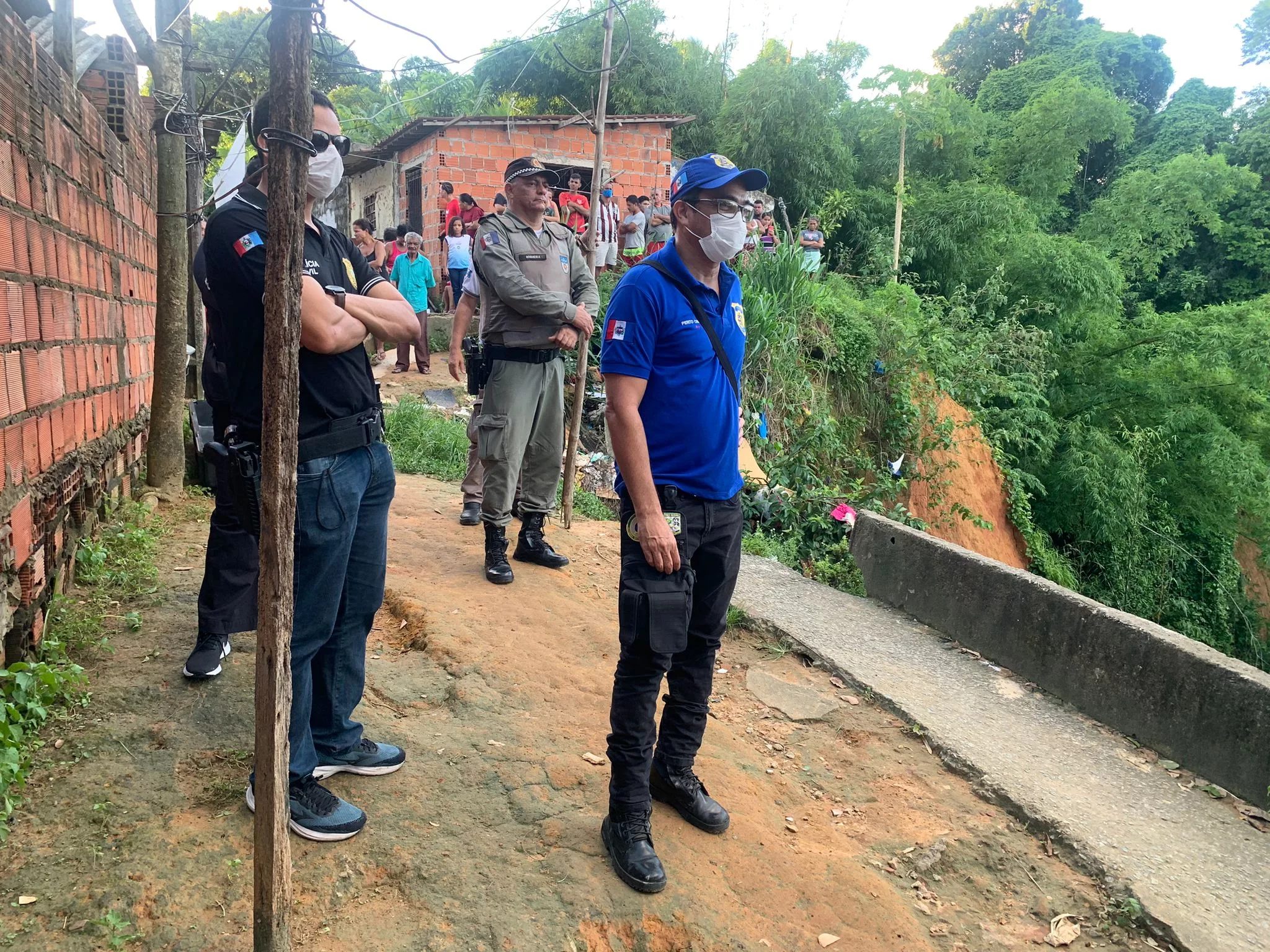 Corpo decapitado é encontrado em local de difícil acesso em grota na parte alta de Maceió