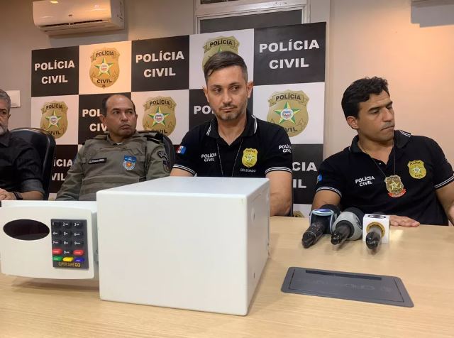 Além das jóias, o cofre furtado do apartamento dos influenciadores também foi recuperado pela polícia — Foto: Ricardo Amaral/TV Gazeta