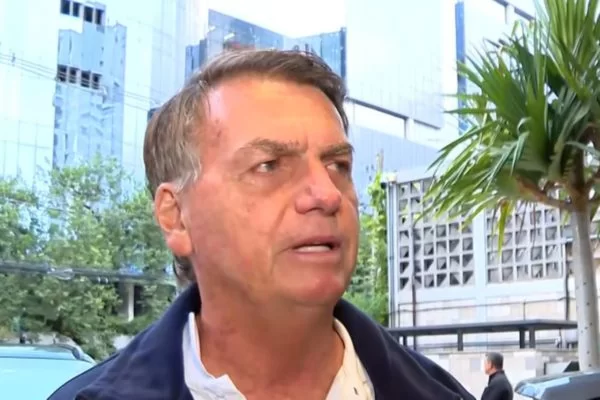 “Falsa comunicação de furto”, diz Bolsonaro sobre móveis “perdidos”