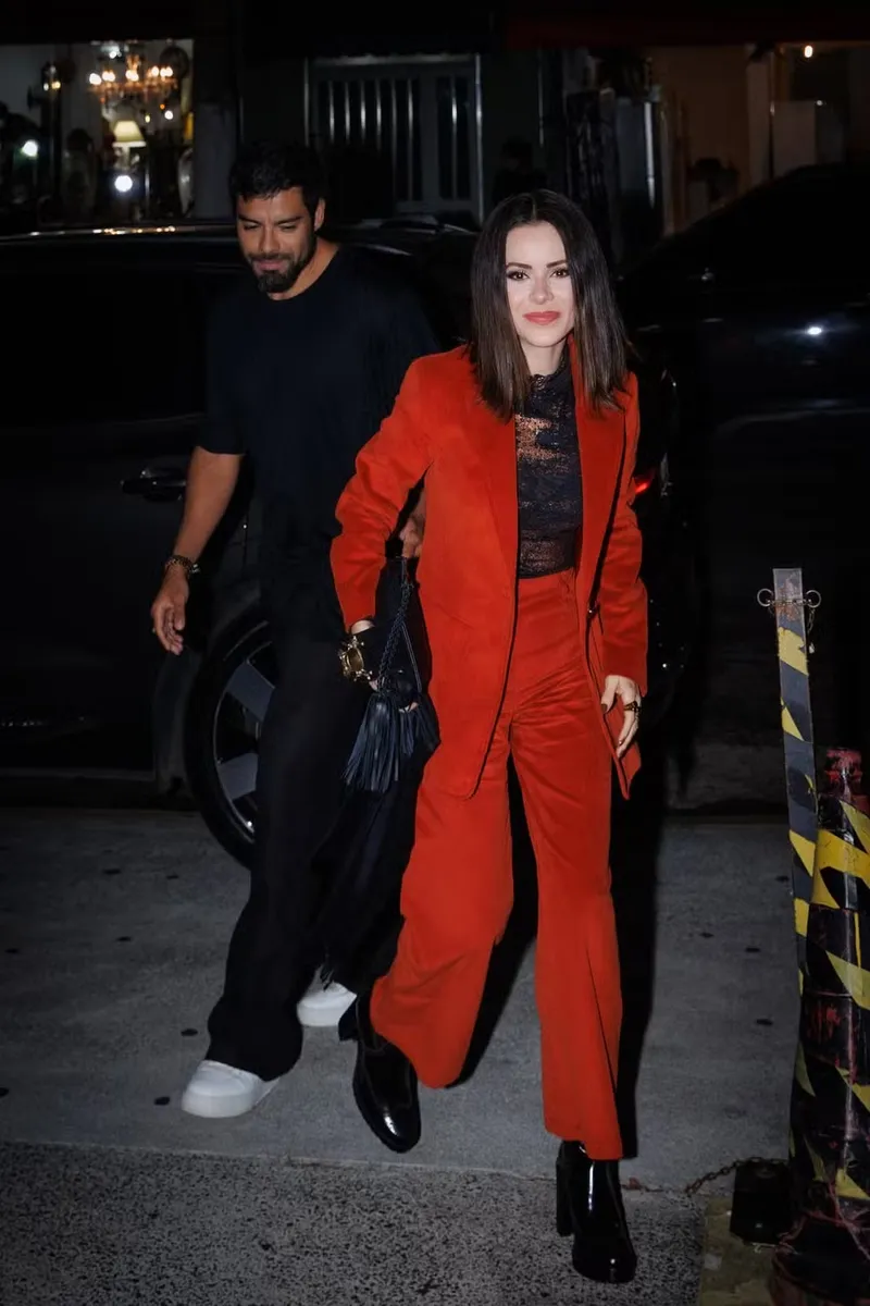 Sandy faz primeira aparição pública com novo namorado