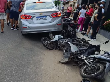 Carro colide em 12 motos estacionadas à frente de academia em Arapiraca