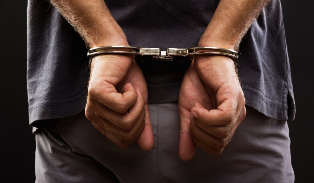 Homem com tornozeleira eletrônica é preso após desacatar e tentar agredir policiais em Maceió