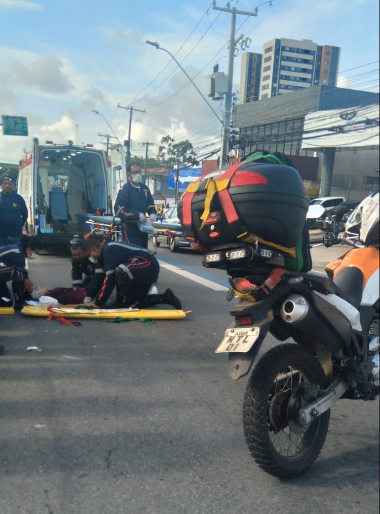 Motociclista colide com carro e é atropelada por caminhão em Maceió
