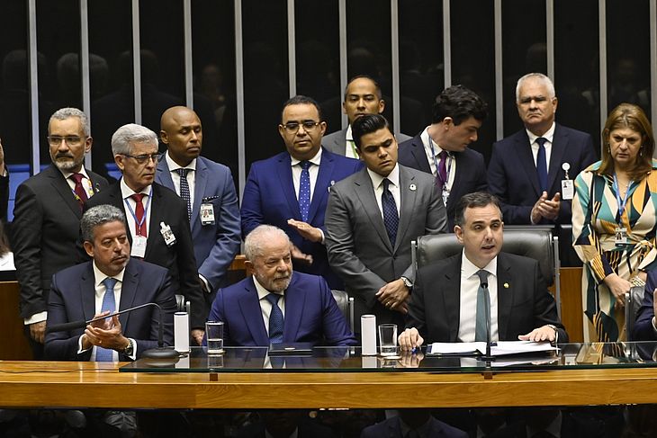 Lula assina termo de posse e assume a Presidência pela 3ª vez