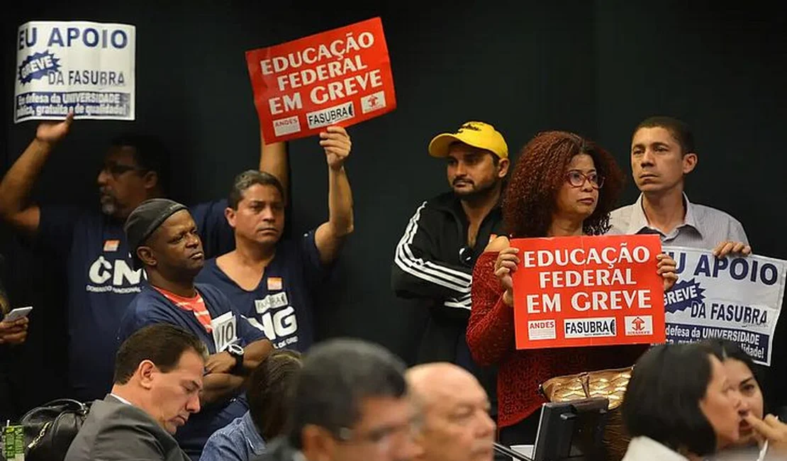 Servidores federais de educação iniciam greve nesta quarta-feira (3)