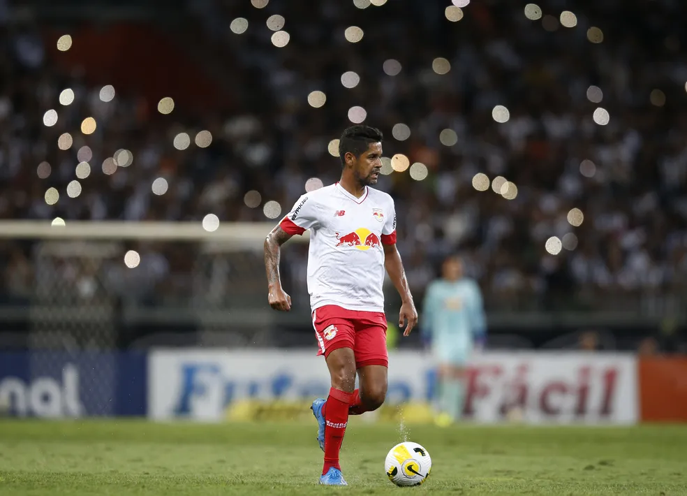 Aderlan, lateral-direito do Bragantino, durante partida contra o Atlético-MG — Foto: Ari Ferreira/Red Bull Bragantino