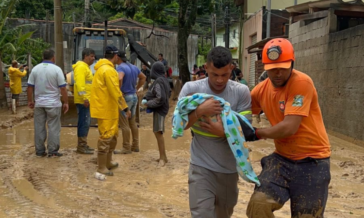 Temporal arrasa litoral norte de SP e mata ao menos 24 pessoas