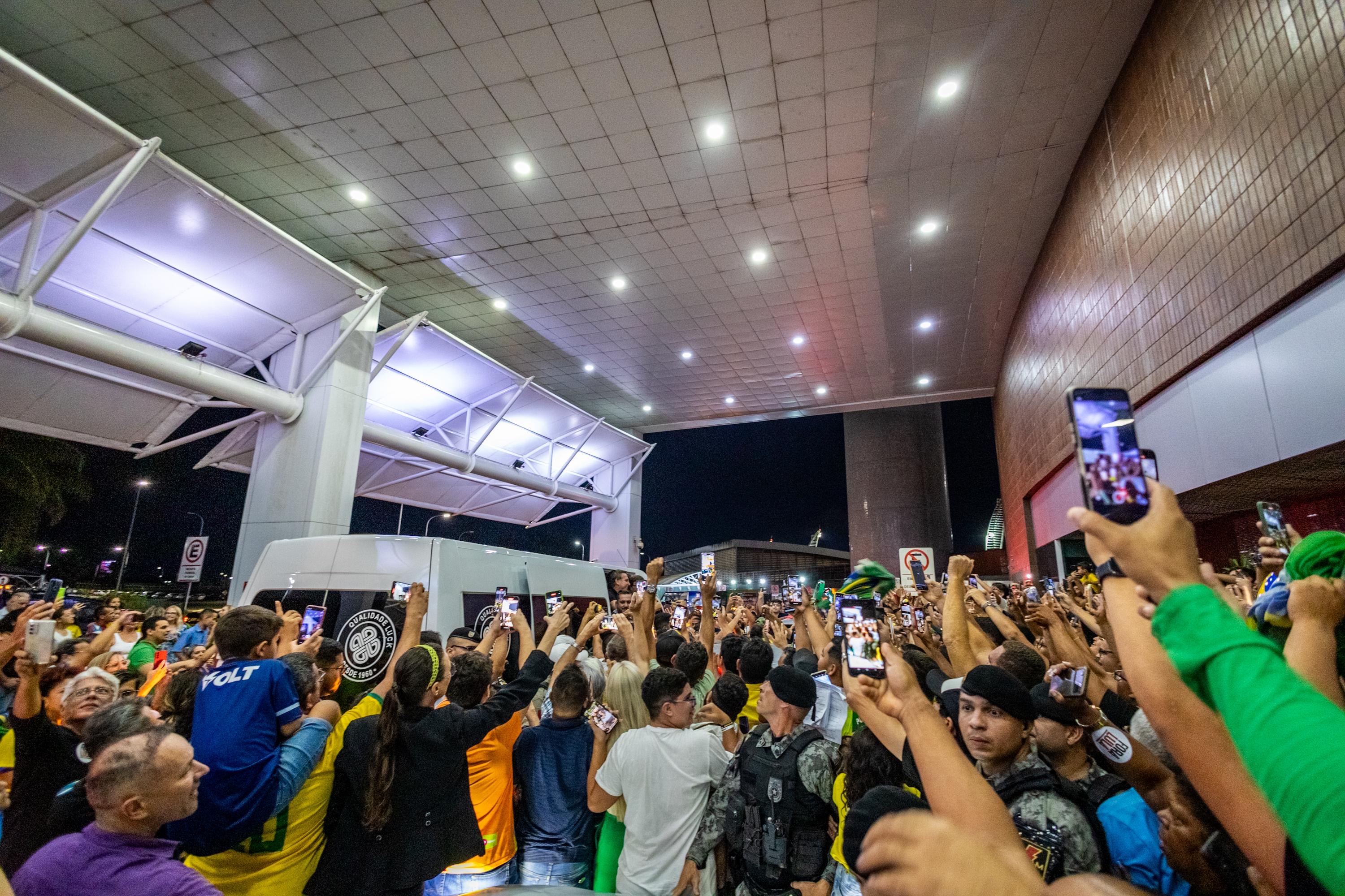 Bolsonaro é recebido por multidão no aeroporto Zumbi dos Palamares - Foto: Felipe Sóstenes