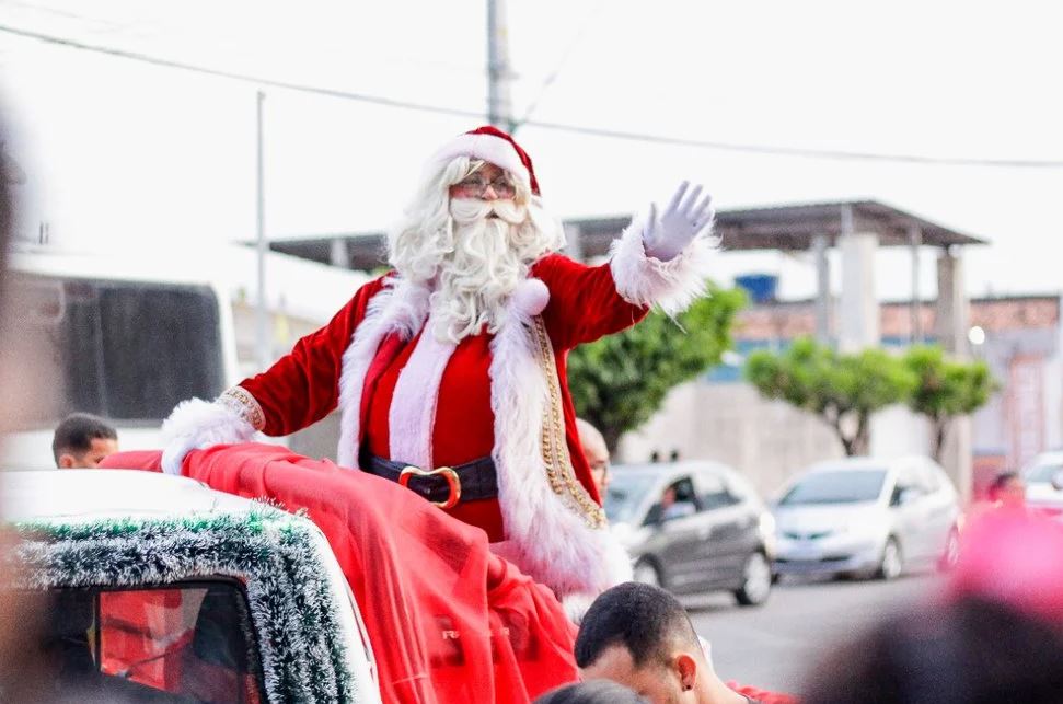 Parada Natalina enche as ruas de Palmeira de cor, luzes e magia