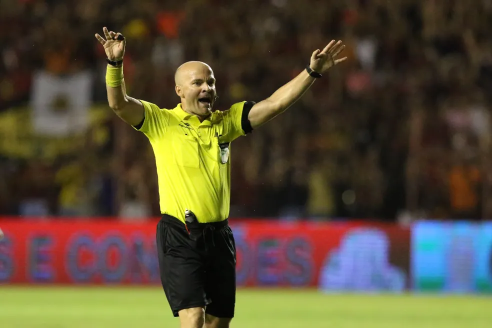 Denis da Silva Ribeiro Serafim apita a grande final da Copa Alagoas — Foto: Marlon Costa/Pernambuco Press