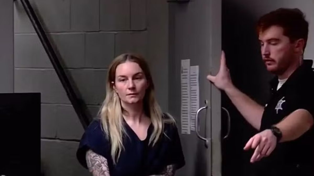 Professora é presa por abusar de aluno por 11 anos e o culpa por 'cantada'