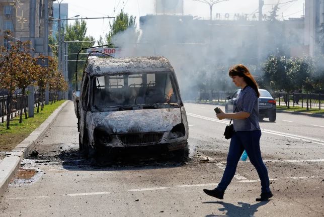 Cidade russa é bombardeada, e Moscou faz ataques em série na Ucrânia