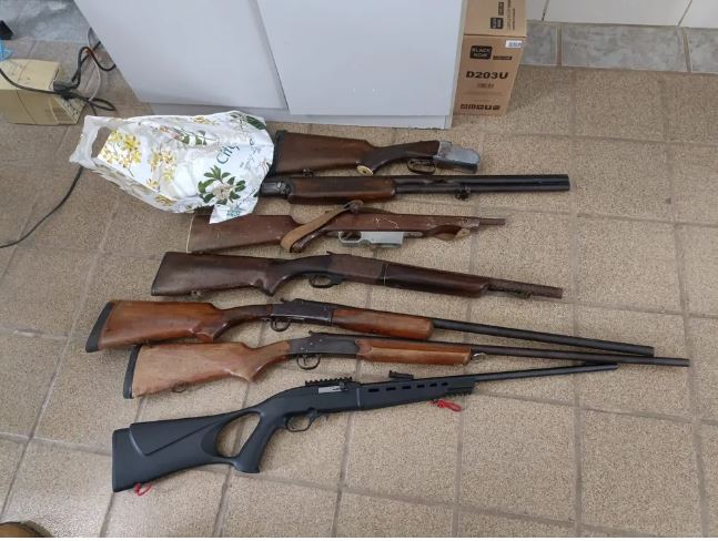 Operação prende 4 suspeitos de homicídio e apreende armas