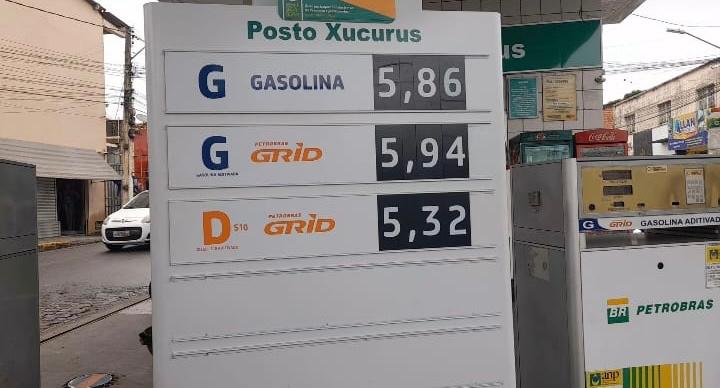 Posto de gasolina localizado no centro de Palmeira já reduziu os preços na bomba. Foto: Luiz Cordeiro.