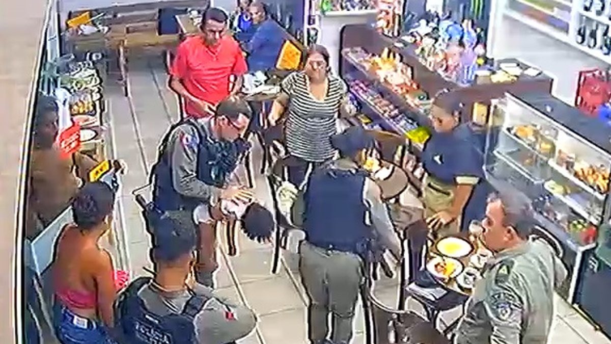 PMs salvam bebê desacordada após mãe entrar desesperada em loja de conveniência em AL