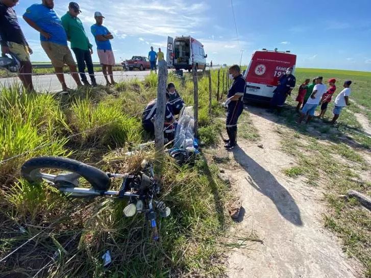 Homem morre e outro fica ferido após moto colidir em cerca