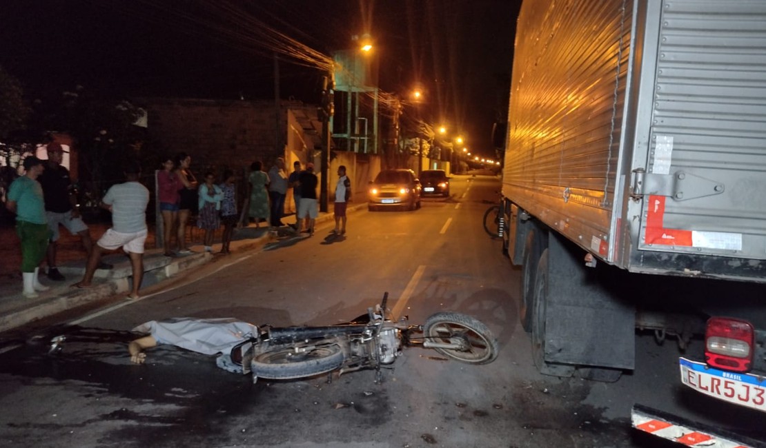 Motocicleta colide na traseira de caminhão e condutor morre na zona rural de Arapiraca