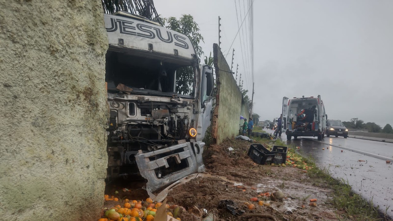 Motociclista morre após colisão com caminhão carregado de frutas na AL-110