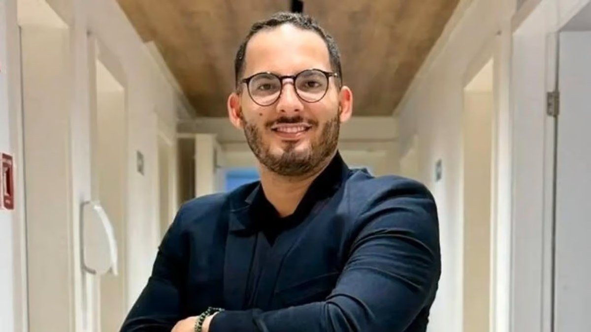 Diretor do SBT é preso por ultrapassar viatura saindo de motel com jornalista casada