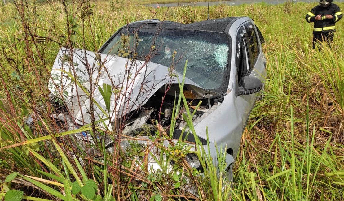 Motorista perde controle e bate em poste na BR-101