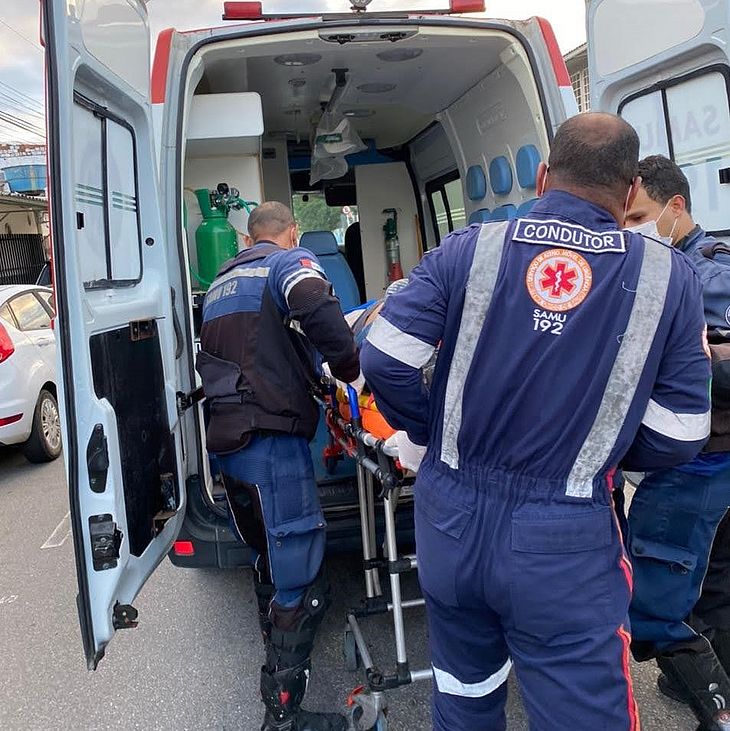 Homem fica ferido após colisão entre moto e caminhão em trecho da Rota do Mar