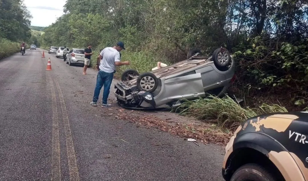 Motorista sai ilesa de capota na AL-215 