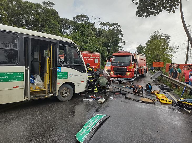 Acidente entre micro-ônibus e carro deixa vítima presa às ferragens na Ladeira do Catolé, em Satuba