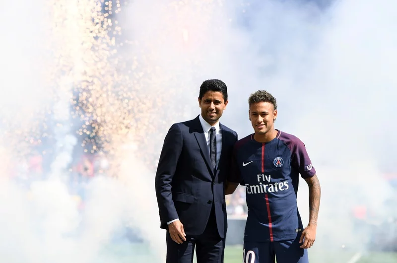 Neymar junto com Nasser Al-Khelaïfi, presidente do PSG – Foto: Alain Jocard/AFP via Getty Images