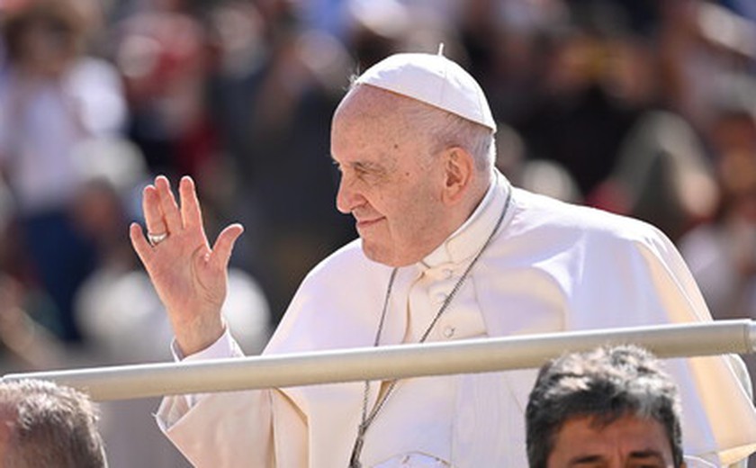 Papa Francisco deixa hospital após cirurgia abdominal e internação de nove dias