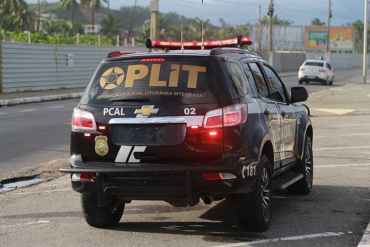 Dupla rende funcionária de farmácia e rouba pacotes de fralda para comprar droga em boca de fumo