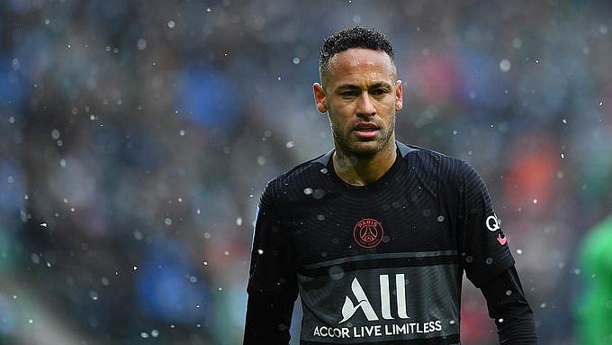 Neymar tinha fratura no pé quando foi contratado pelo PSG, diz jornal