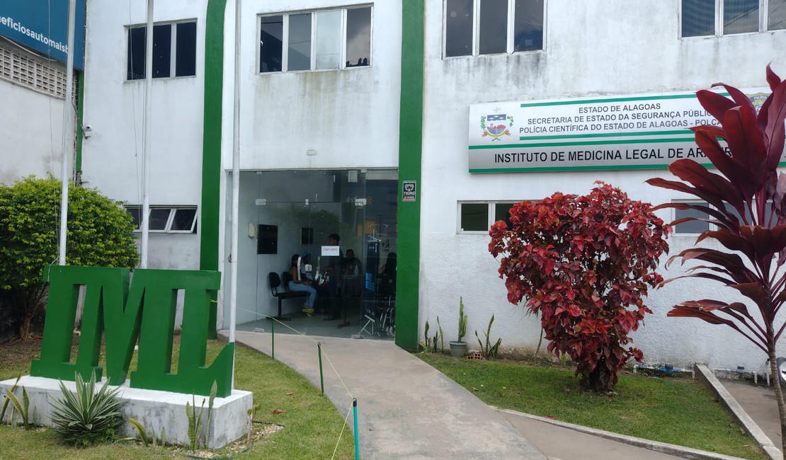 Família encontra parente morta dentro de residência, em Palmeira dos Índios