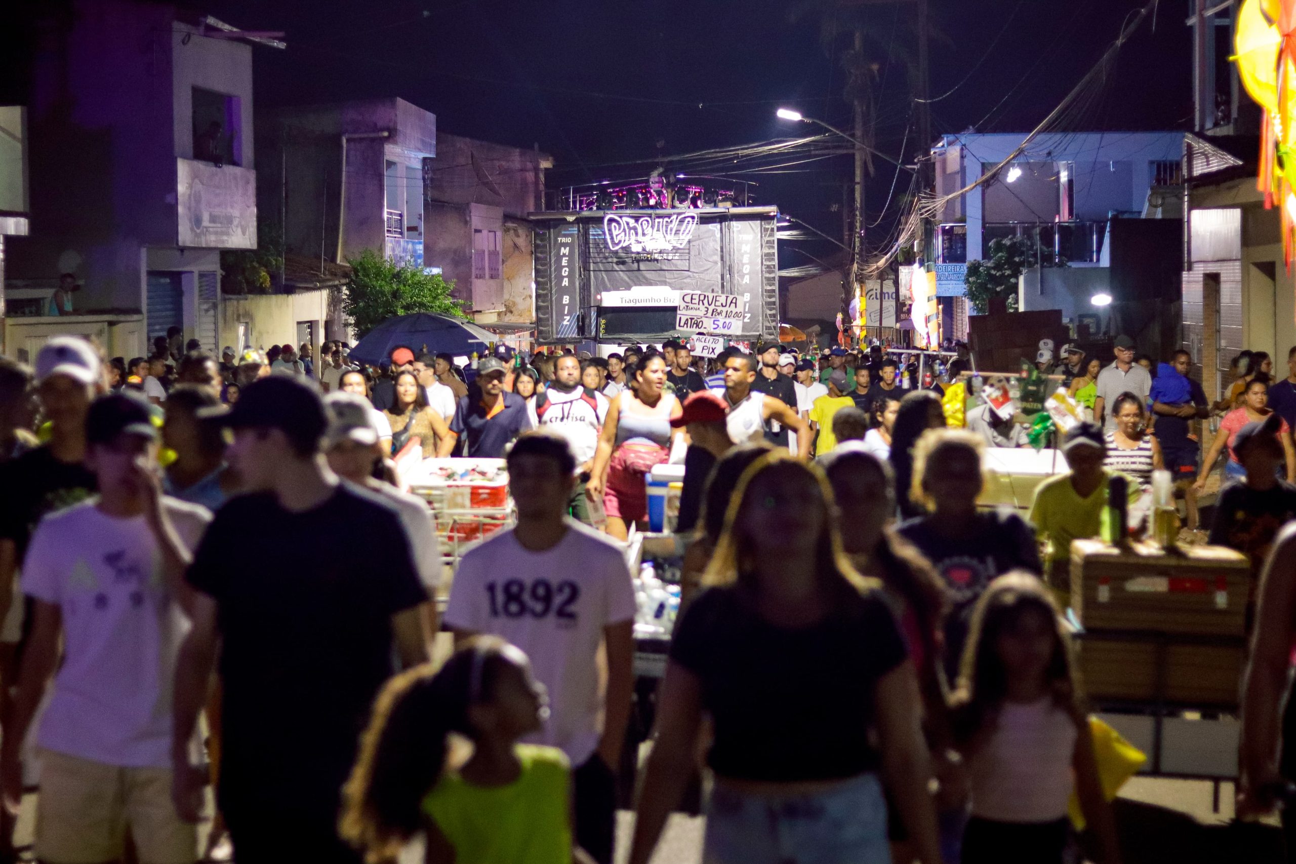 Foliões invadem ruas de Palmeira com o Bloco do Povo e a banda Cheiro de Amor