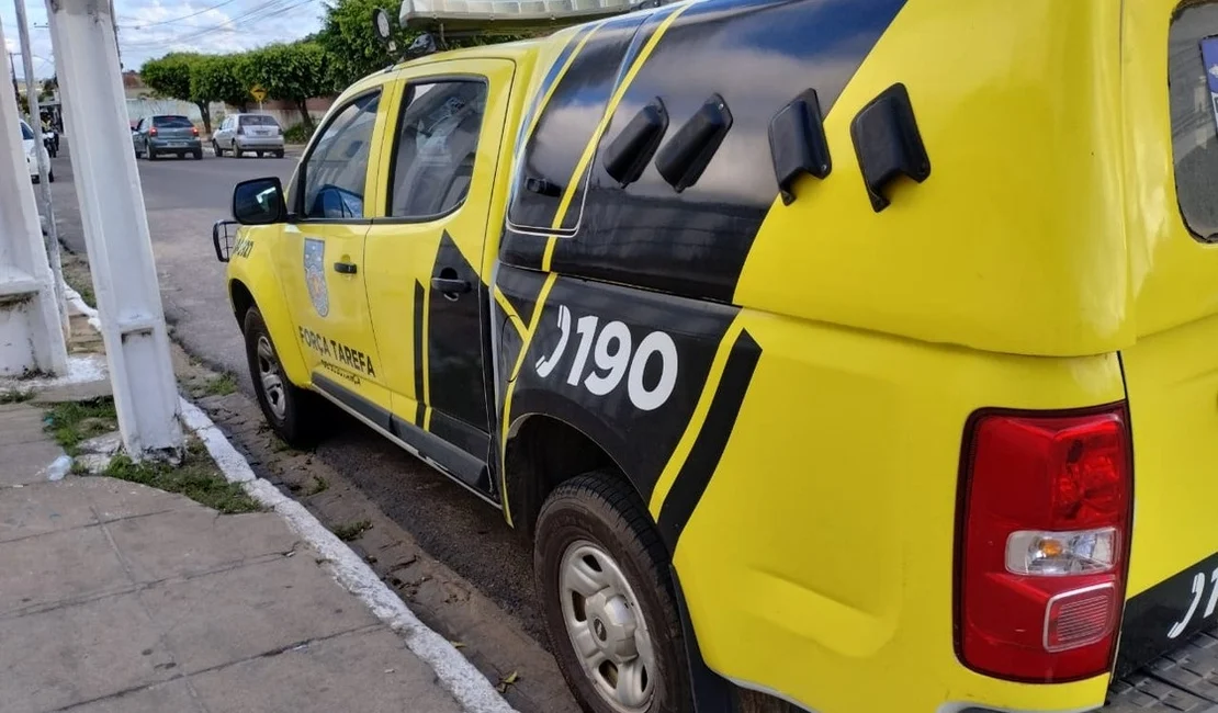 Inconformada com separação, mulher quebra porta da casa do ex e ameaça incendiar imóvel, em Arapiraca