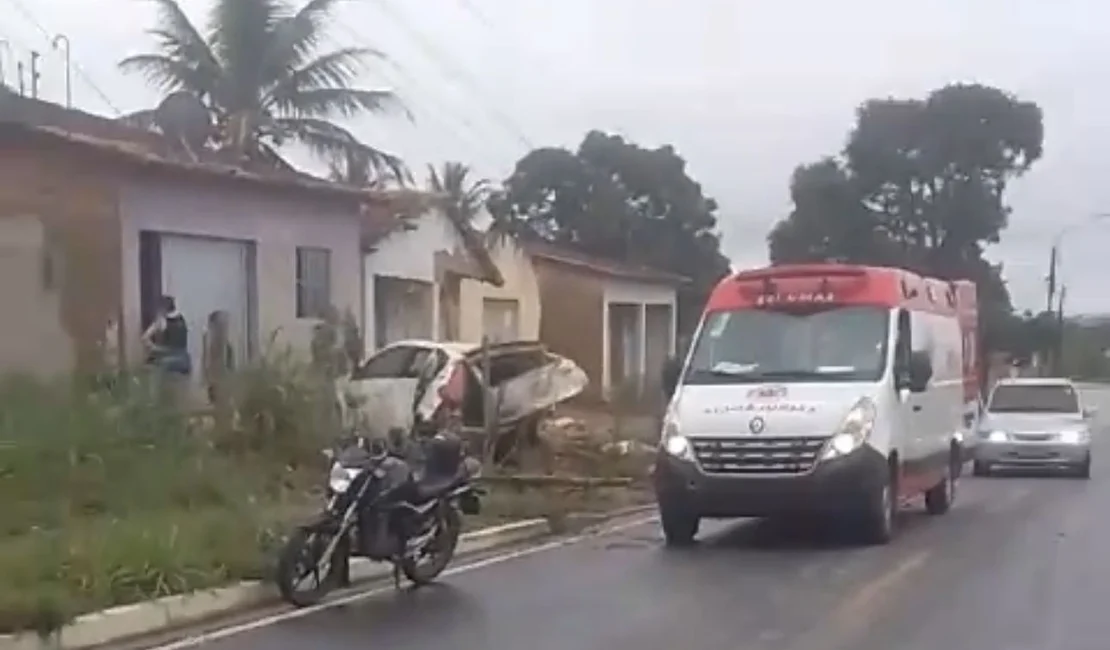 Motorista perde controle de carro e invade residência na zona rural de Arapiraca