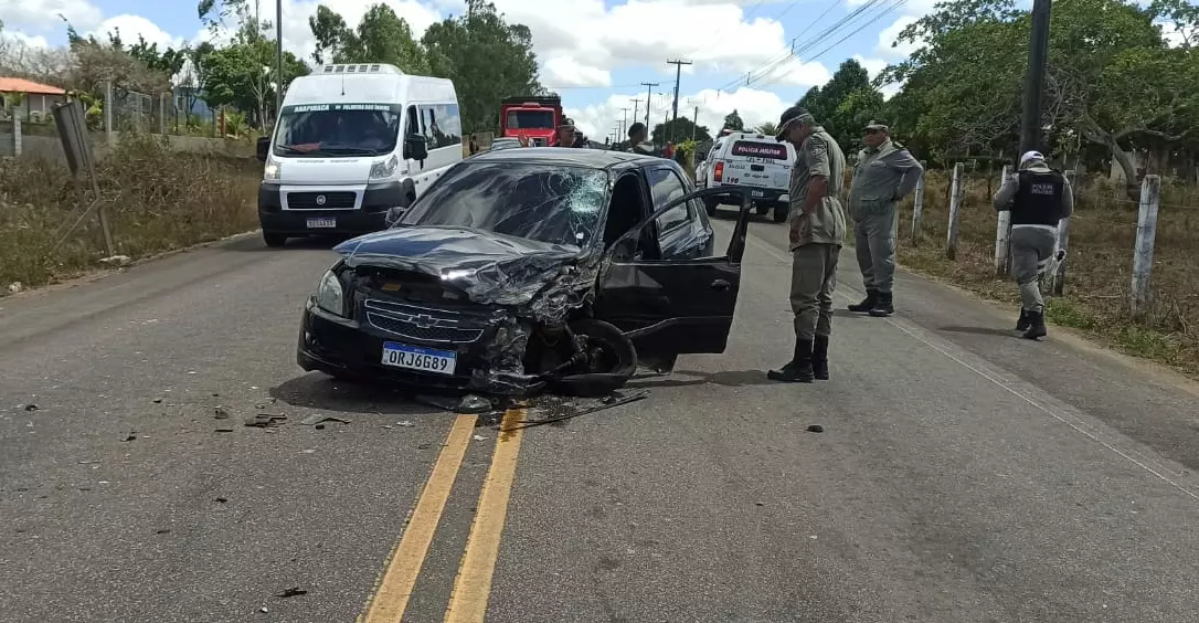 Condutor é socorrido após colisão entre carro de passeio e van na AL-115