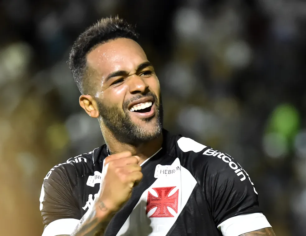 Vasco anuncia saída do atacante Alex Teixeira: "Obrigado, Cria"