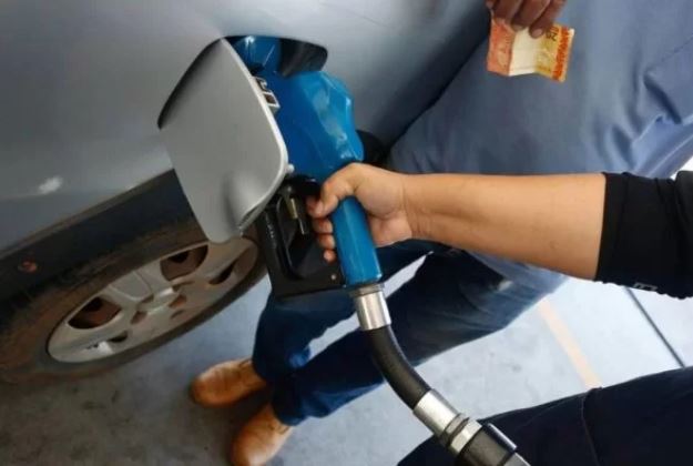 Preço médio da gasolina aumenta 3% nos postos, aponta ANP