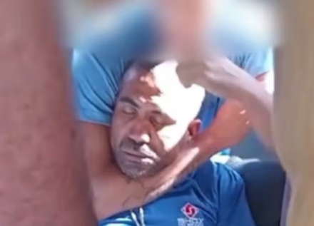 Homem tenta abusar de menina em ônibus, e passageiros reagem com mata-leão 