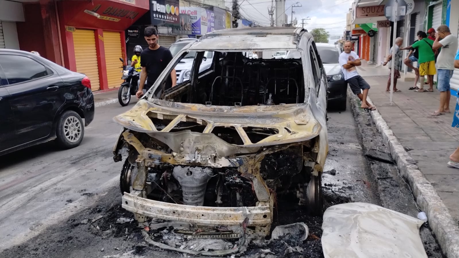 Taxista sai de veículo em chamas no centro de Arapiraca