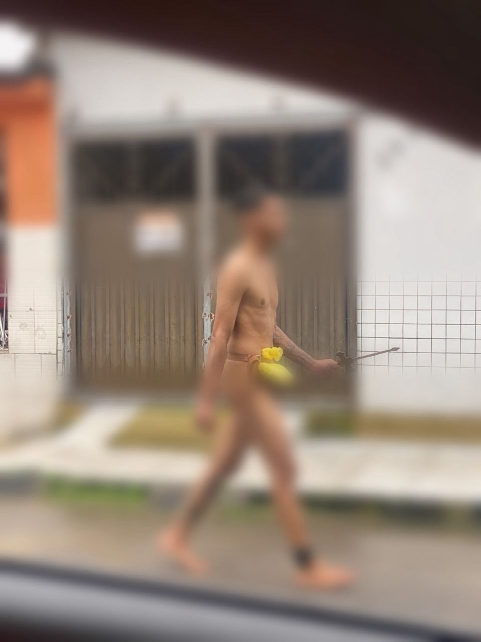 Jovem supostamente em surto psicótico invade Igreja Matriz de Pilar e circula nu pelas ruas